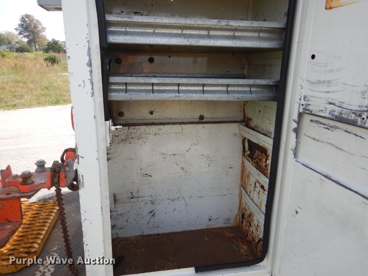 image for item JG9052 1998 International 4700  utility / service truck