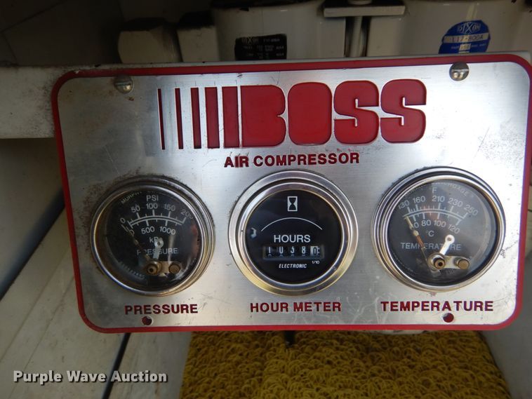 image for item JG9052 1998 International 4700  utility / service truck