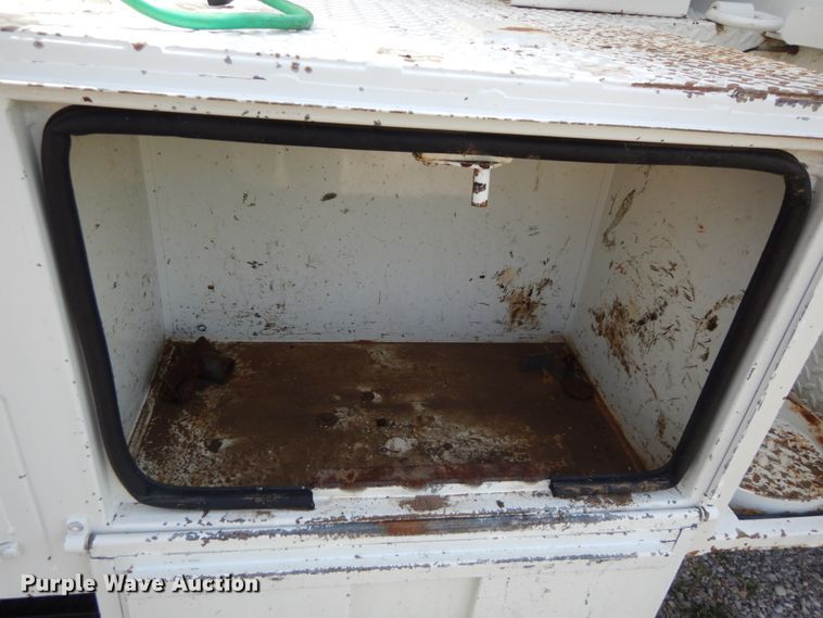 image for item JG9052 1998 International 4700  utility / service truck