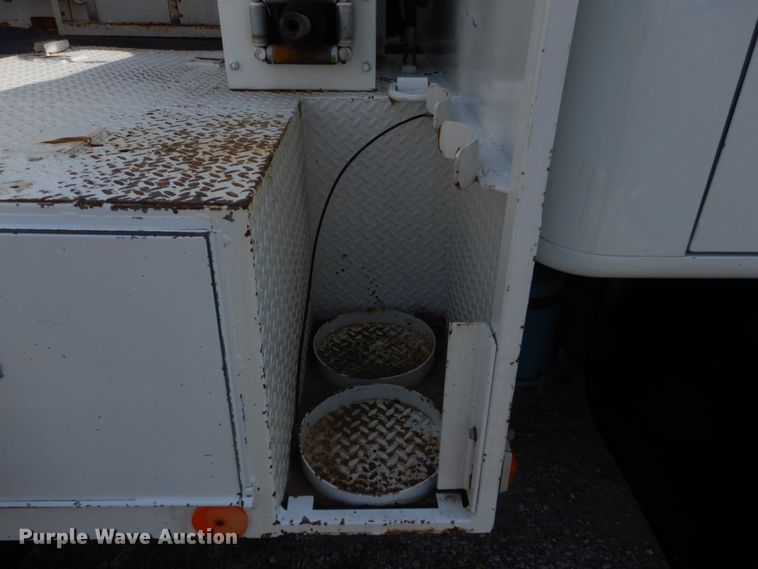 image for item JG9052 1998 International 4700  utility / service truck