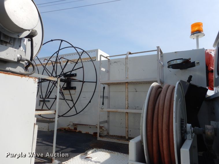 image for item JG9052 1998 International 4700  utility / service truck