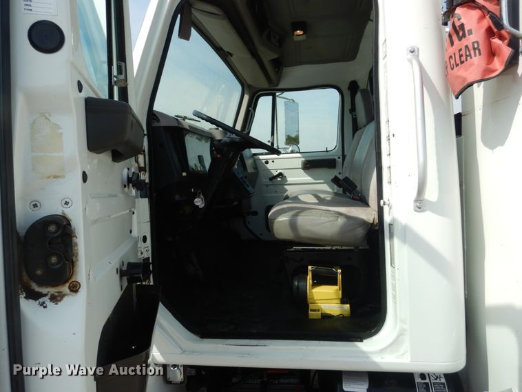 image for item JG9052 1998 International 4700  utility / service truck