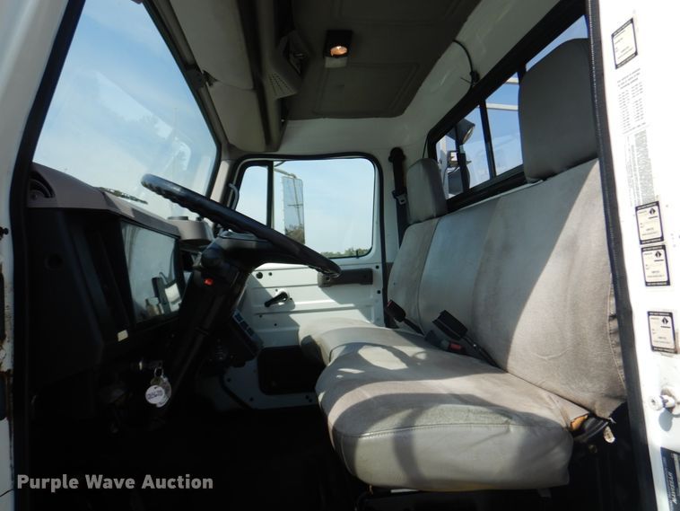 image for item JG9052 1998 International 4700  utility / service truck