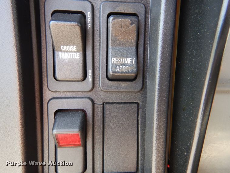 image for item JG9052 1998 International 4700  utility / service truck