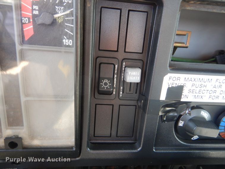 image for item JG9052 1998 International 4700  utility / service truck