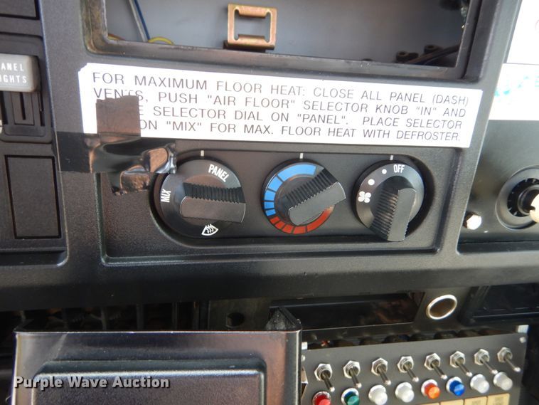 image for item JG9052 1998 International 4700  utility / service truck