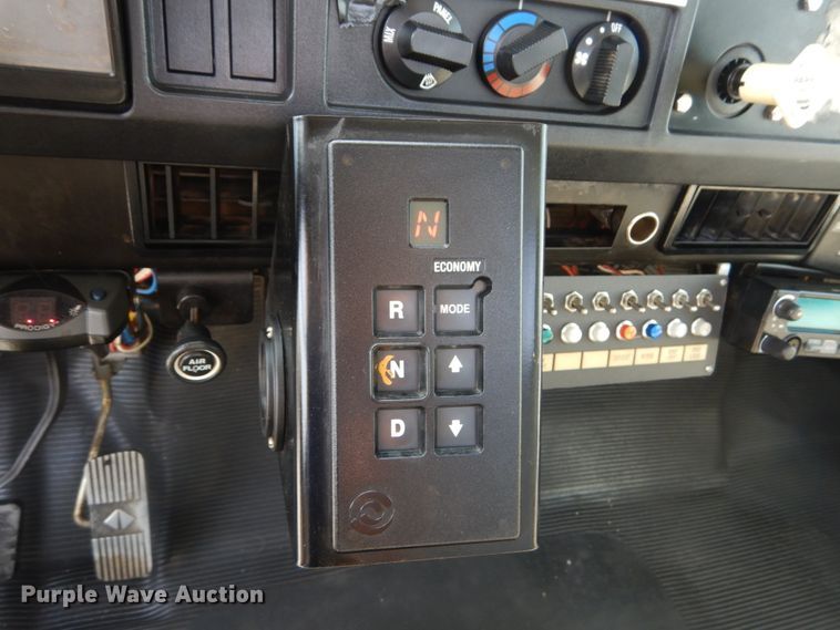 image for item JG9052 1998 International 4700  utility / service truck