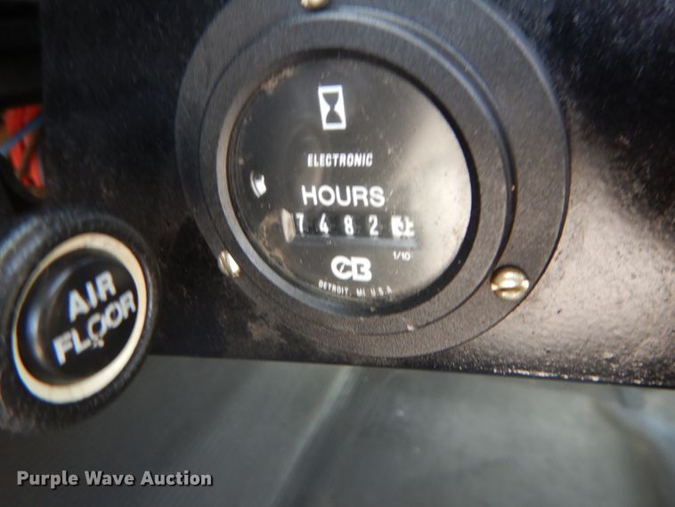 image for item JG9052 1998 International 4700  utility / service truck