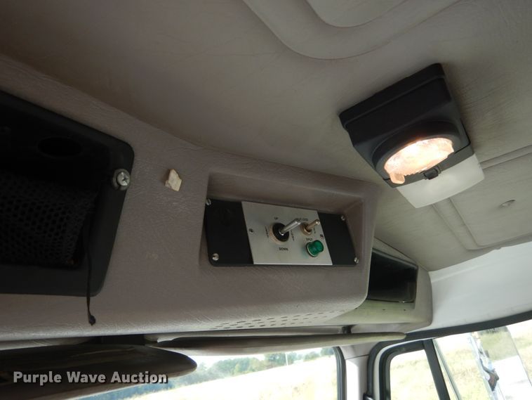 image for item JG9052 1998 International 4700  utility / service truck