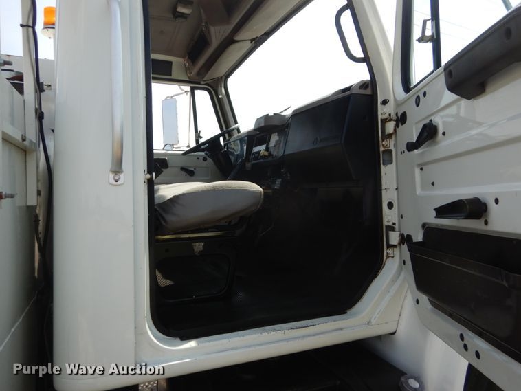 image for item JG9052 1998 International 4700  utility / service truck