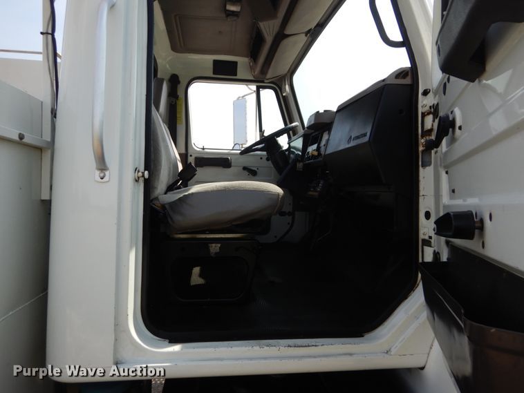 image for item JG9052 1998 International 4700  utility / service truck