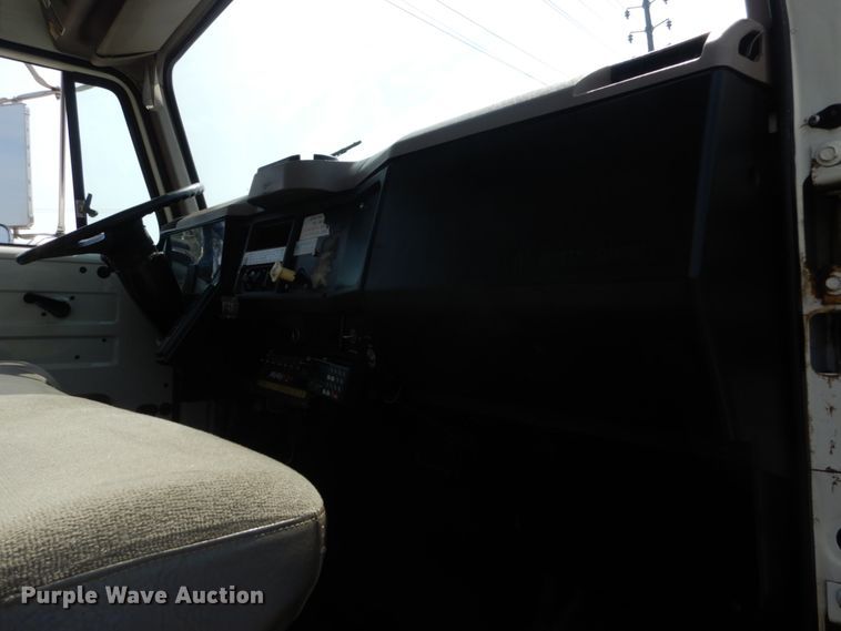 image for item JG9052 1998 International 4700  utility / service truck