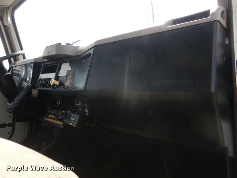 image for item JG9052 1998 International 4700  utility / service truck