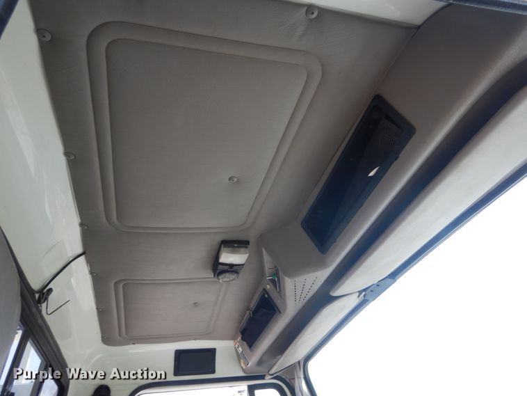 image for item JG9052 1998 International 4700  utility / service truck