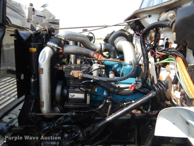 image for item JG9052 1998 International 4700  utility / service truck