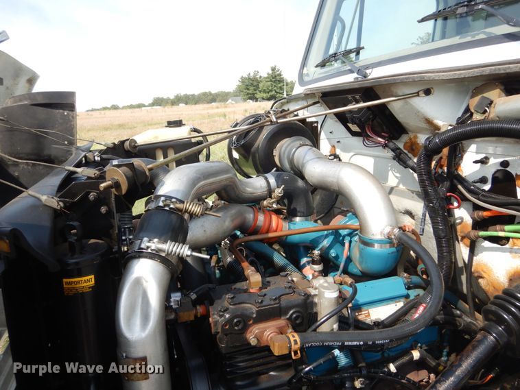 image for item JG9052 1998 International 4700  utility / service truck