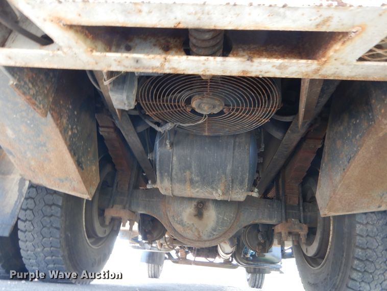 image for item JG9052 1998 International 4700  utility / service truck