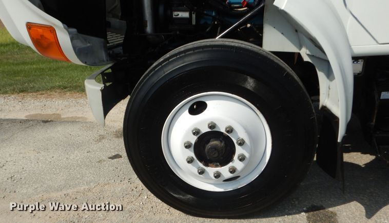 image for item JG9052 1998 International 4700  utility / service truck