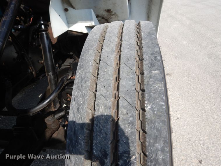 image for item JG9052 1998 International 4700  utility / service truck