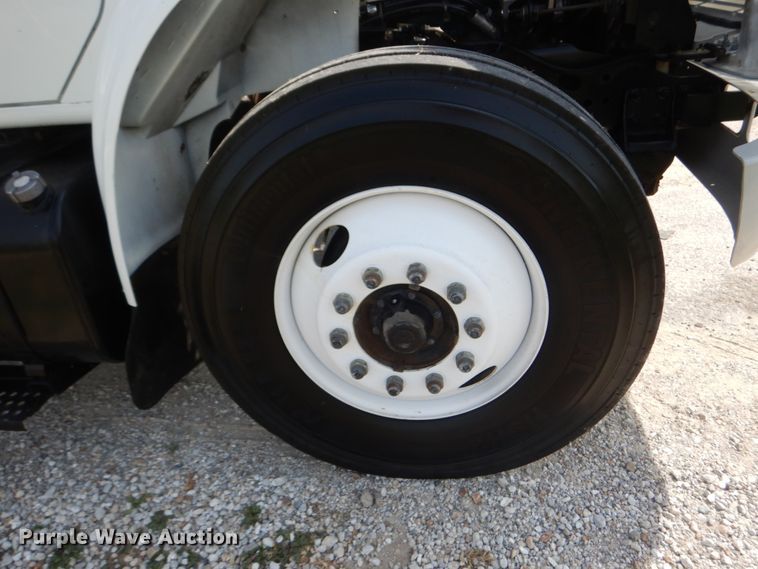 image for item JG9052 1998 International 4700  utility / service truck