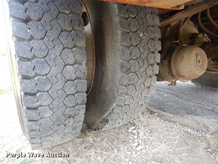 image for item JG9052 1998 International 4700  utility / service truck