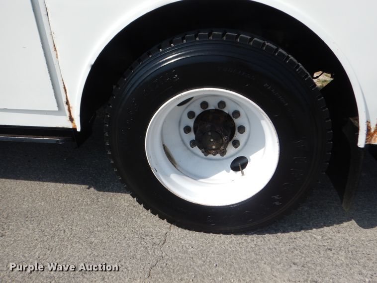 image for item JG9052 1998 International 4700  utility / service truck