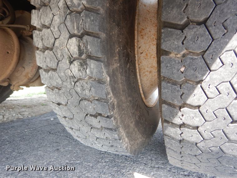 image for item JG9052 1998 International 4700  utility / service truck