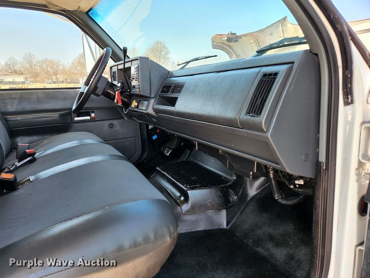 image for item JG9190 2000 GMC C6500  box truck