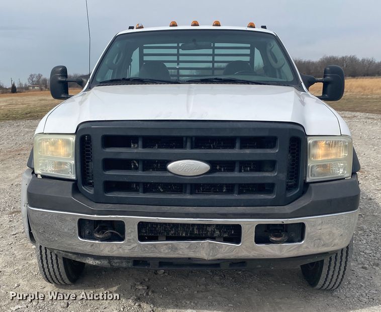 image for item JN9231 2007 Ford F550 Super Duty XL  flatbed truck