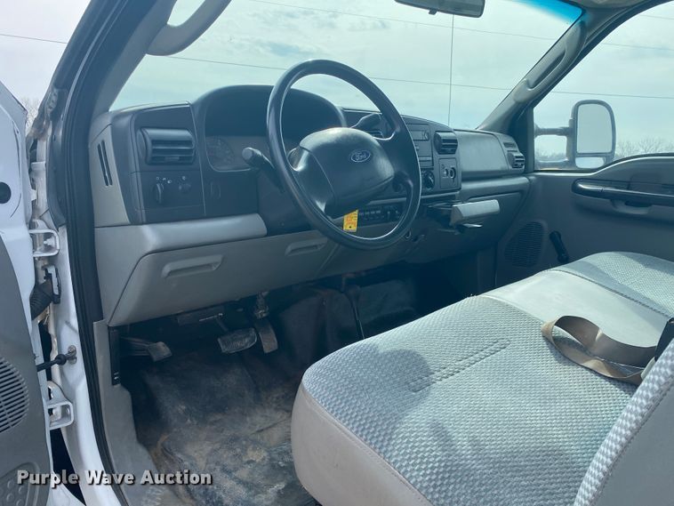 image for item JN9231 2007 Ford F550 Super Duty XL  flatbed truck