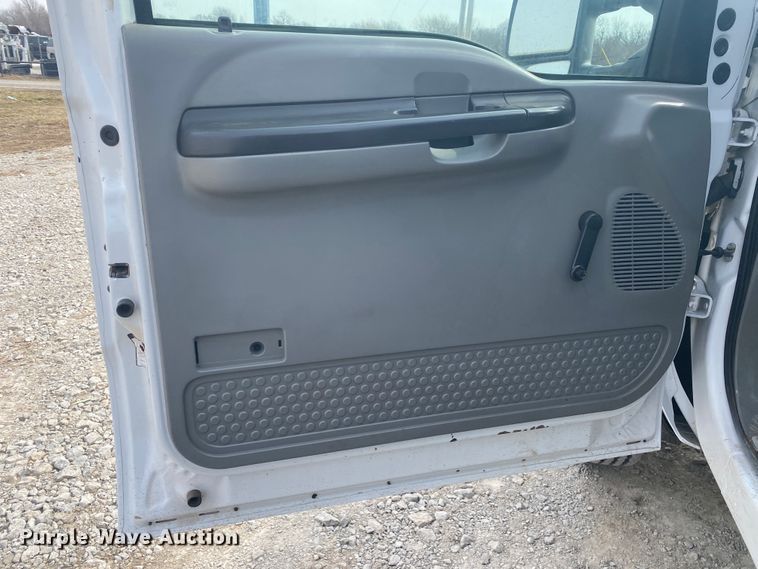 image for item JN9231 2007 Ford F550 Super Duty XL  flatbed truck