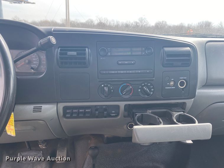 image for item JN9231 2007 Ford F550 Super Duty XL  flatbed truck