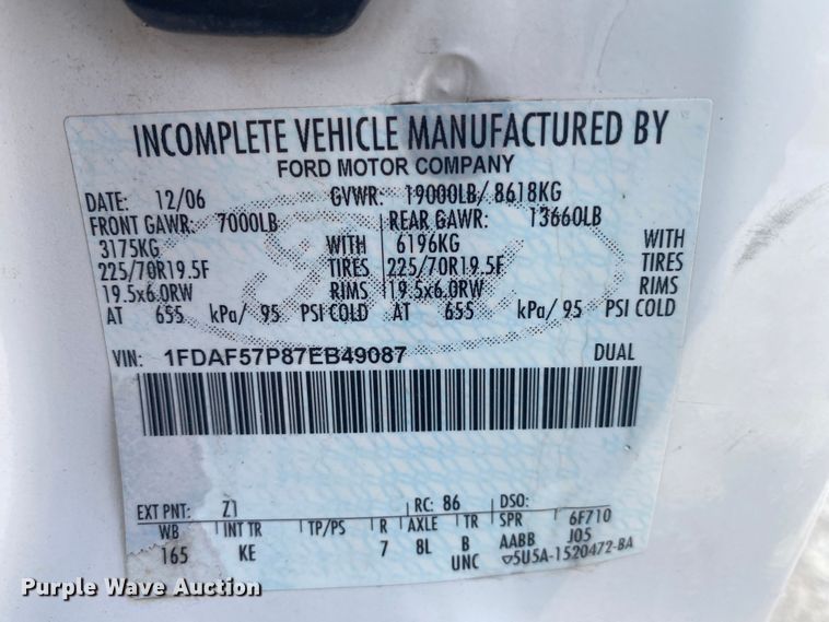 image for item JN9231 2007 Ford F550 Super Duty XL  flatbed truck