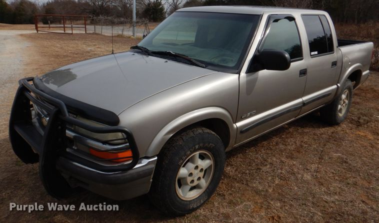 image for item JS9667 2001 Chevrolet S10  Crew Cab pickup truck