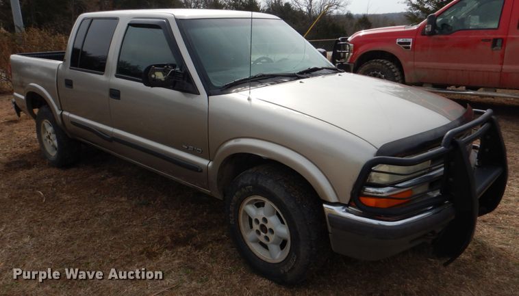 image for item JS9667 2001 Chevrolet S10  Crew Cab pickup truck