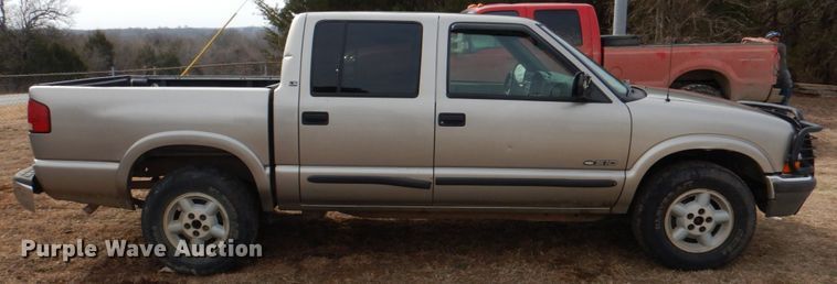 image for item JS9667 2001 Chevrolet S10  Crew Cab pickup truck