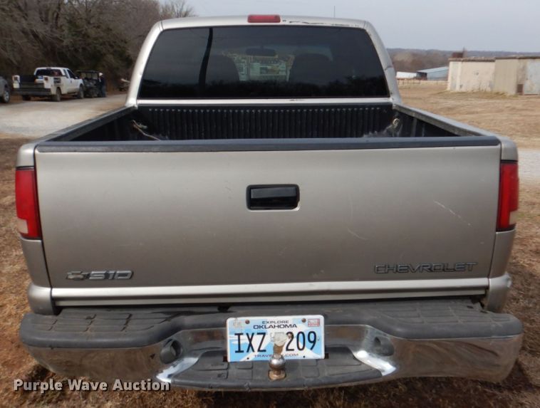 image for item JS9667 2001 Chevrolet S10  Crew Cab pickup truck