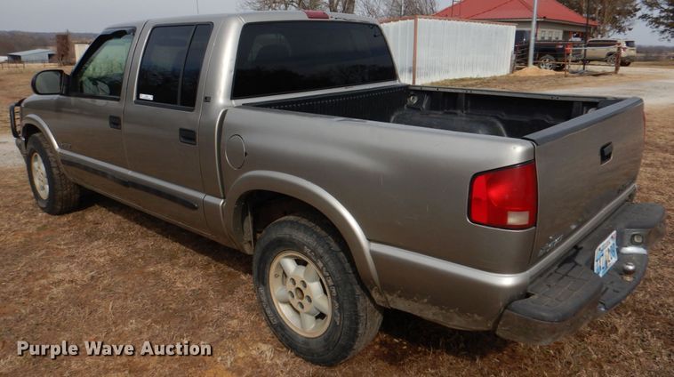 image for item JS9667 2001 Chevrolet S10  Crew Cab pickup truck