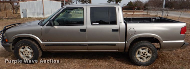 image for item JS9667 2001 Chevrolet S10  Crew Cab pickup truck