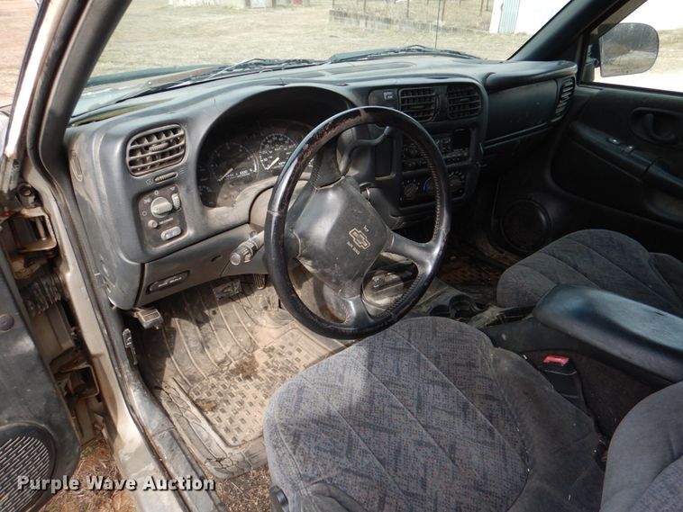 image for item JS9667 2001 Chevrolet S10  Crew Cab pickup truck