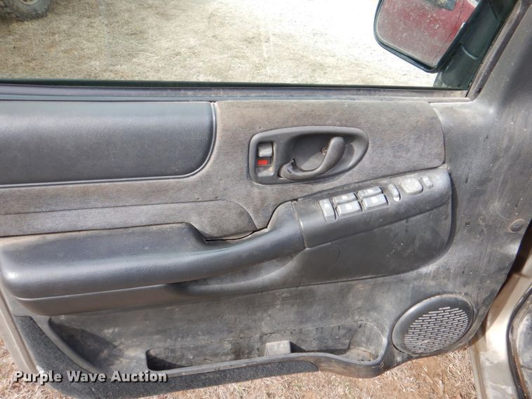 image for item JS9667 2001 Chevrolet S10  Crew Cab pickup truck