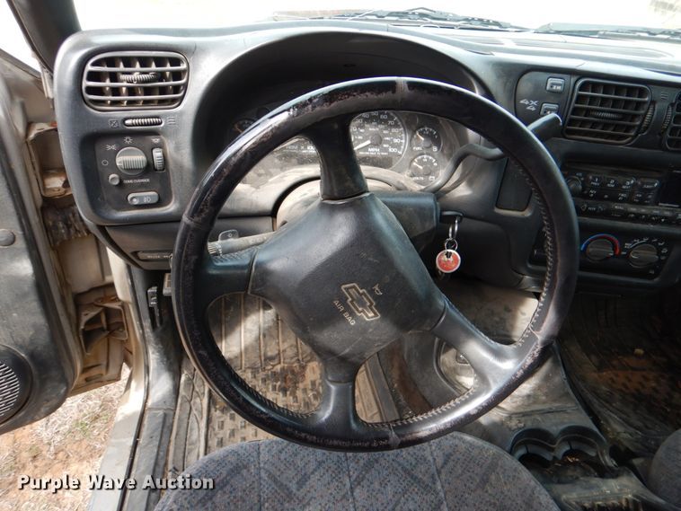 image for item JS9667 2001 Chevrolet S10  Crew Cab pickup truck