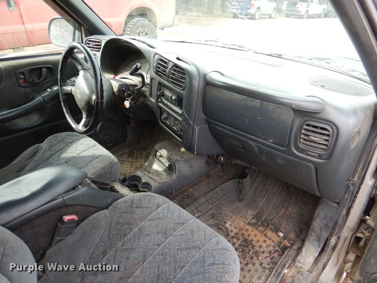 image for item JS9667 2001 Chevrolet S10  Crew Cab pickup truck