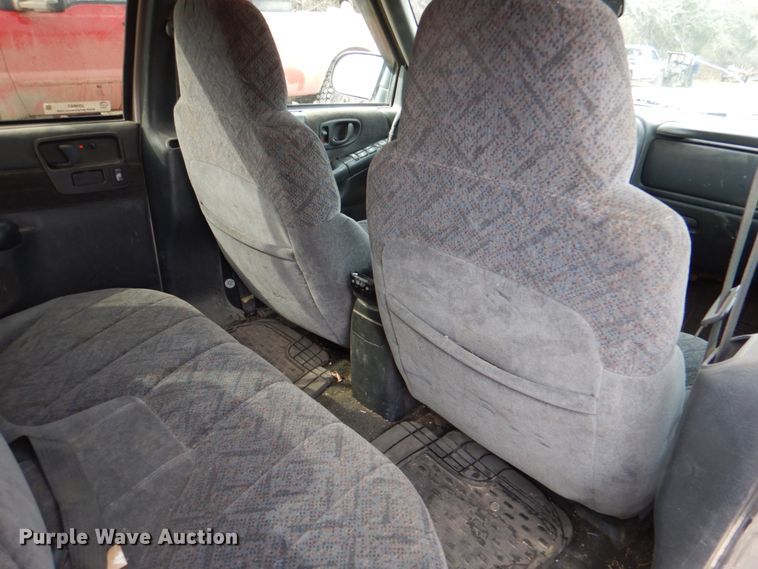 image for item JS9667 2001 Chevrolet S10  Crew Cab pickup truck