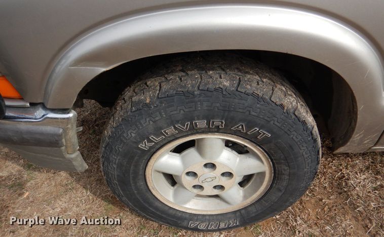 image for item JS9667 2001 Chevrolet S10  Crew Cab pickup truck