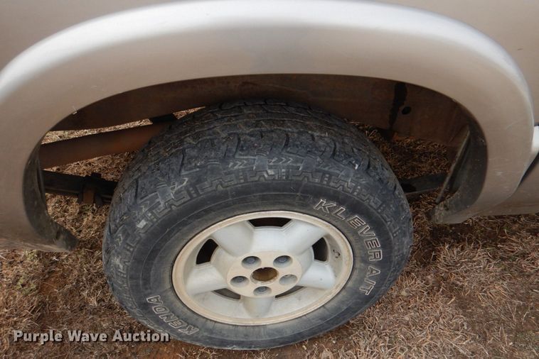 image for item JS9667 2001 Chevrolet S10  Crew Cab pickup truck