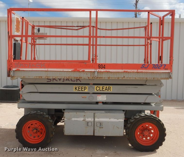 image for item KC9788 1998 Sky Jack SJ-7027  scissor lift