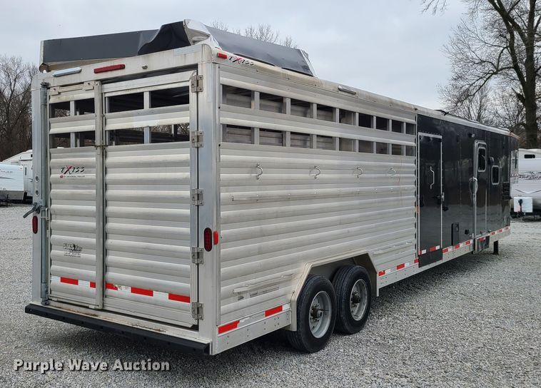 image for item KG9617 2015 Universal Exiss STC835 LG  livestock trailer