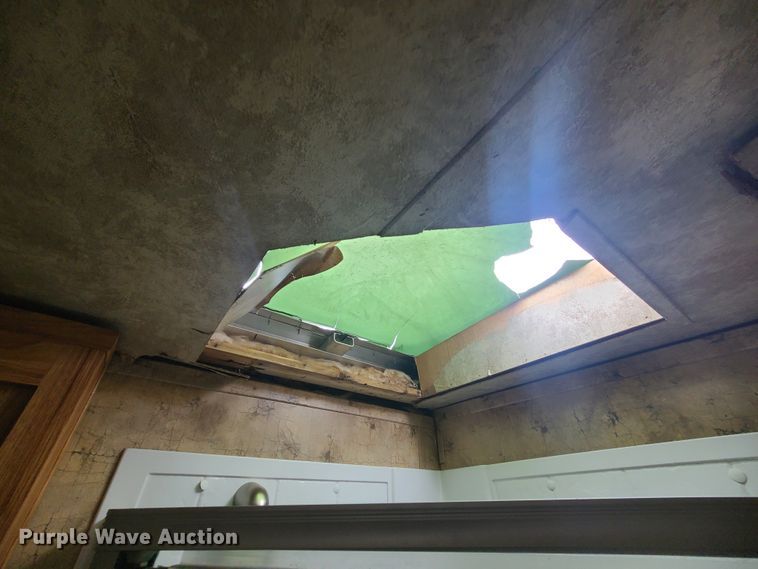 image for item KG9617 2015 Universal Exiss STC835 LG  livestock trailer