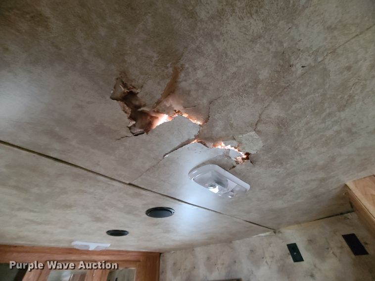 image for item KG9617 2015 Universal Exiss STC835 LG  livestock trailer